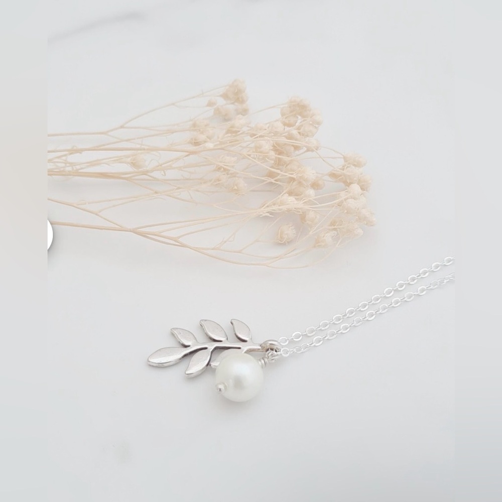 NEW Botanical Silver Leaf & Faux Pearl Necklace - Picture 3 of 3